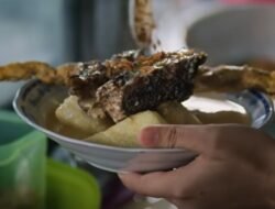 Ketupat Kandangan: Kuliner Khas Banjarmasin Beraroma Ikan Haruan